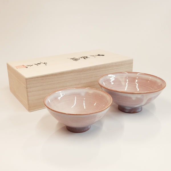 萩焼紫夫婦飯碗（萩焼工房　土和窯）の正面と贈答用ボックス
