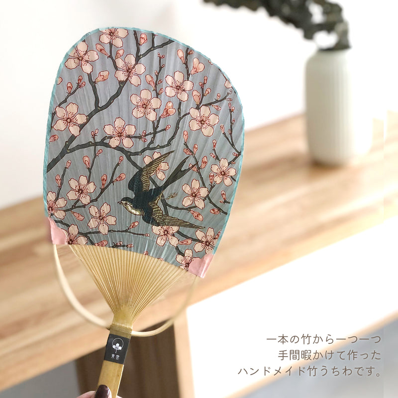 小判型うちわクレイン　アーモンドの花とツバメ（東雲Atelier）の絵柄
