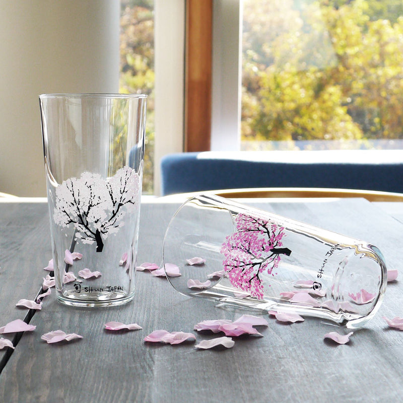 冷感桜タンブラーペアセット（丸モ高木陶器）の色変化前後・ダイニングテーブル上でのディスプレイ